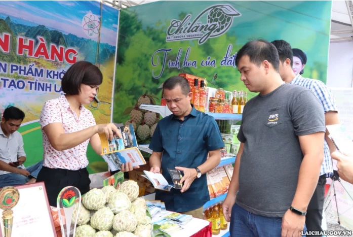 Tại gian hàng tỉnh Sơn La, phụ trách gian hàng đang giới thiệu với khách về chỉ dẫn địa lý của quả Na Chi Lăng, Lạng Sơn. 