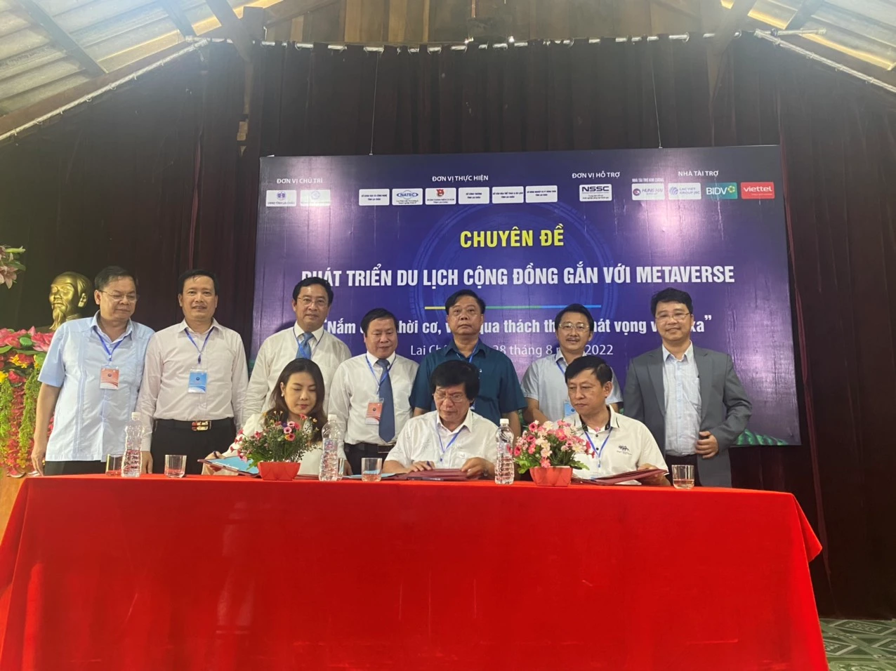 Đại diện lãnh đạo UBND tỉnh Lai Châu, Bộ Khoa học và Công nghệ, Bộ Văn hóa, Thể thao và Du lịch chứng kiến ký kết biên bản ghi nhớ giữa Hiệp hội Du lịch tỉnh Lai Châu, đại diện Làng Công nghệ Du lịch ẩm thực và Làng Metaverse.