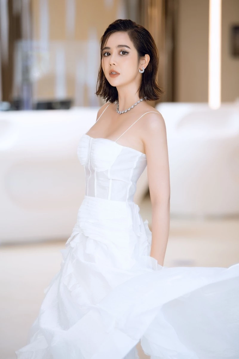 Là một trong số ít diễn viên luôn được khen tặng về style thời trang từ trên phim đến ngoài đời, Phan Minh Huyền thường xuyên ghi điểm với các trang phục cô chọn lựa khi tham dự các sự kiện. 