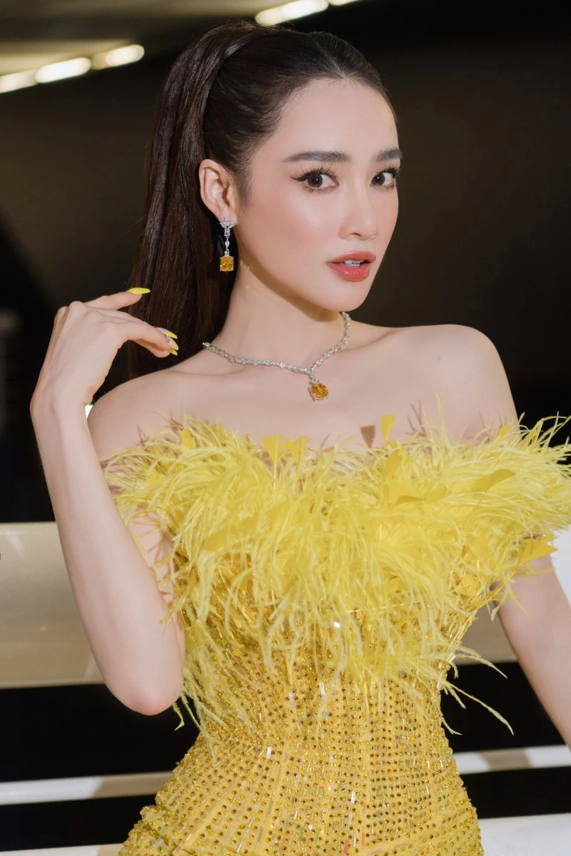 Nhã Phương khoe sắc vóc 'gái một con trông mòn con mắt' đầy cuốn hút. Nhã Phương khoe sắc vóc 'gái một con trông mòn con mắt' đầy cuốn hút.