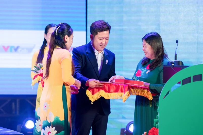 Trường Giang, Nhã Phương công bố và trao giải thưởng trong chương trình. Trường Giang, Nhã Phương công bố và trao giải thưởng trong chương trình.