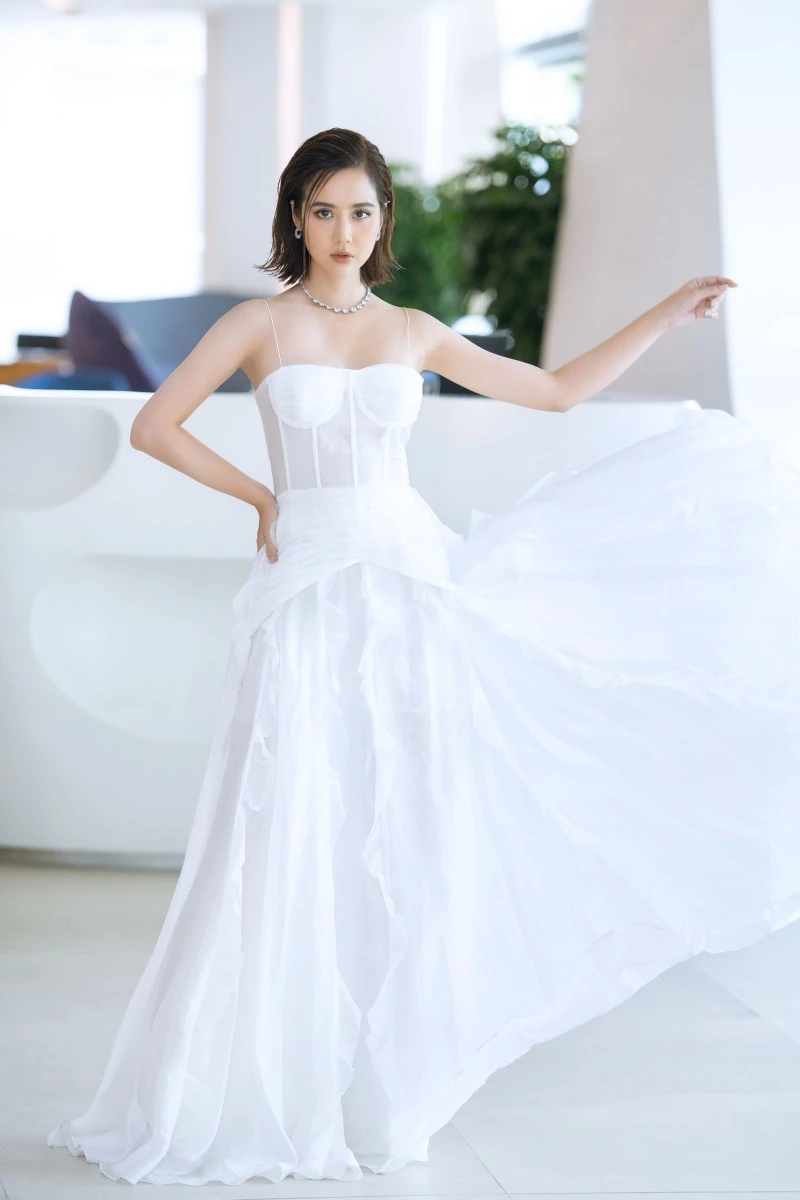 Nữ diễn viên Phan Minh Huyền (Huyền Lizzie) xuất hiện với nhan sắc nổi bật trong một thiết kế dạ hội trắng tinh khiết tại sự kiện diễn ra ở Hà Nội ngày 28/8. 