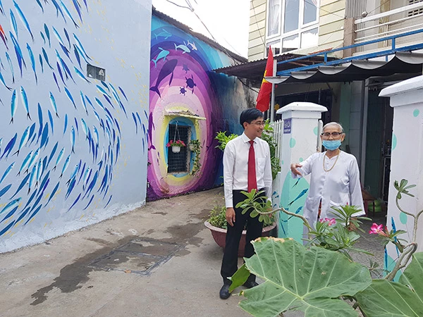 Người dân khu vực Tân An, tổ 12 phường Mân Thái bày tỏ với Bí thư Quận ủy Sơn Trà Trần Thắng Lợi niềm vui về sự hình thành đường tranh bích họa Mân Thái