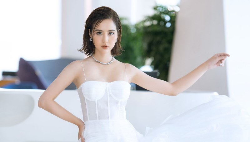 Phan Minh Huyền mong manh tựa 'nữ thần' khi diện váy trắng 