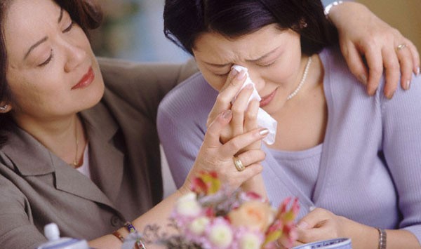 Ra khỏi tòa, tôi bật khóc khi thấy mẹ chồng hành động thế này