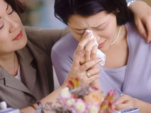 Ra khỏi tòa, tôi bật khóc khi thấy mẹ chồng hành động thế này