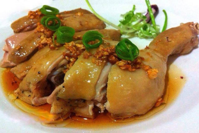 Luộc gà nước sôi hay nước lạnh đều không phải: Thả thứ nước này vào đảm bảo đậm đà, thơm ngon ăn không chán