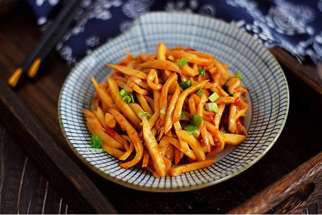 Xào nấm đừng bỏ luôn vào chảo, làm thêm 1 bước để nấm giòn ngon, không ra nước