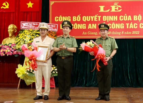 Đại tá Đinh Văn Nơi (phải ảnh), Giám đốc Công an tỉnh An Giang được điều động làm Giám đốc Công an tỉnh Quảng Ninh