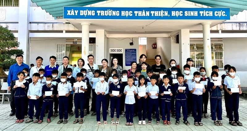 trao 150 phần quà trị giá 30 triệu đồng cho các em học sinh có hoàn cảnh khó khăn vươn lên trong học tập. 