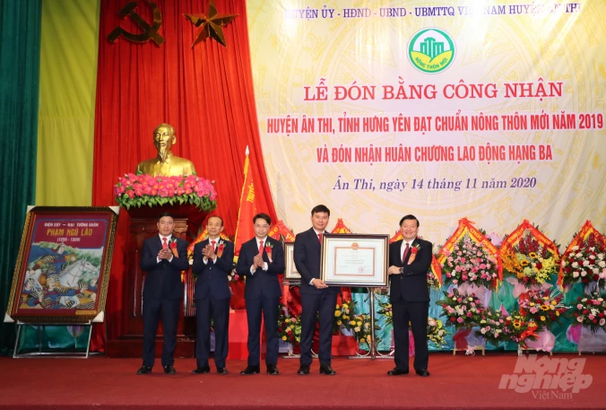 Ngày 14/11/2020, huyện Ân Thi (tỉnh Hưng Yên) đã long trọng tổ chức lễ đón nhận Huân chương Lao động hạng Ba và Bằng công nhận huyện đạt chuẩn nông thôn mới. Ảnh: LH.