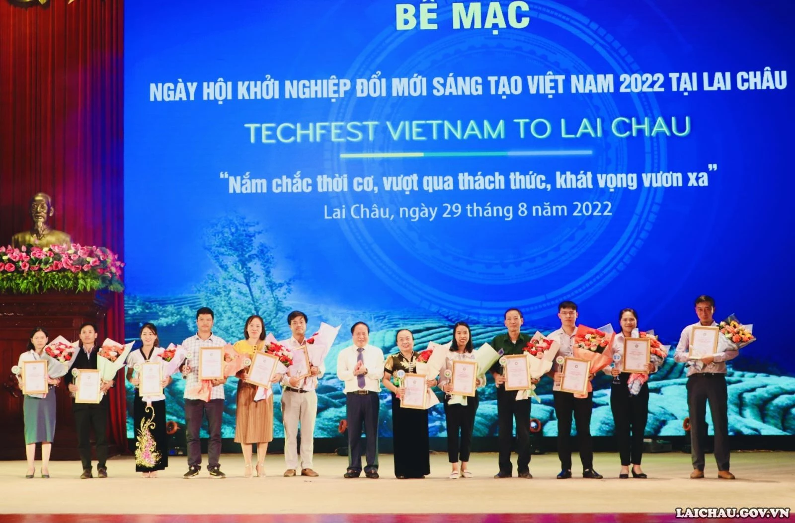 Đồng chí Tống Thanh Hải - Ủy viên Ban Thường vụ Tỉnh ủy, Phó Chủ tịch Thường trực UBND tỉnh Lai Châu, Trưởng Ban Tổ chức Techfest Việt Nam 2022 tại Lai Châu trao Cúp và Giấy chứng nhận cho 12 sản phẩm được trao Giấy chứng nhận sản phẩm công nghiệp nông thôn tiêu biểu tỉnh Lai Châu năm 2022.