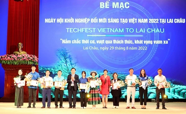 10 Đại sứ đổi mới sáng tạo Việt Nam được trao giải.