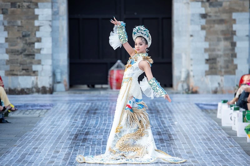 Thiết kế tinh tế và ấn tượng của NTK Phương Hồ Thiết kế tinh tế và ấn tượng của NTK Phương Hồ