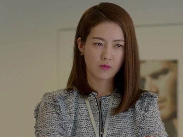 Thấy cháu ngủ mãi không khóc, tôi lén theo dõi mới biết hành động nhẫn tâm của chị dâu xinh đẹp với chính con ruột