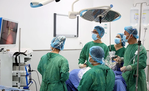 Các bác sĩ Bệnh viện Gia Đình (Đà Nẵng) tiến hành ca phẫu thuật xử lý vết khuyết sẹo mổ lấy thai cho bệnh nhẩn T