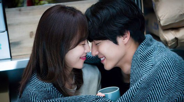 Mặc váy ren đỏ đón đêm tân hôn, nhưng sự xuất hiện của mẹ chồng làm tôi choáng váng