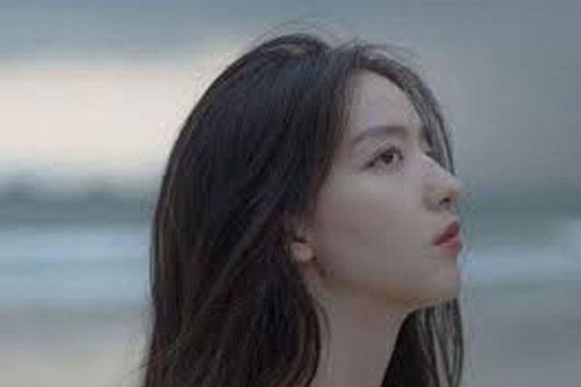 Đi làm về, tôi kinh ngạc khi thấy người yêu cũ đang bế con mình