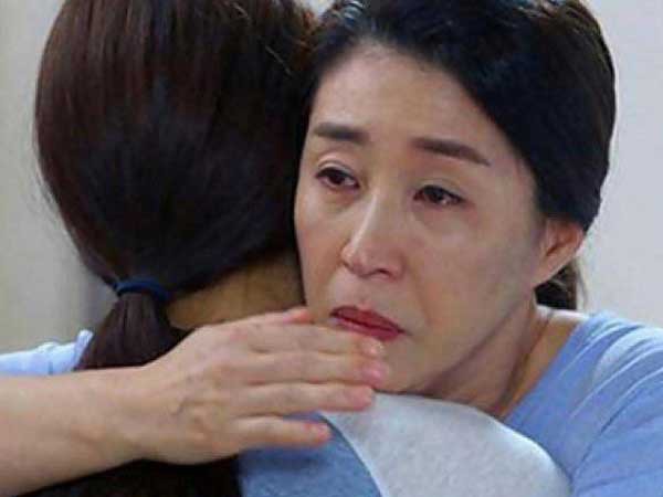 Phút lâm chung, mẹ tôi mới run rẩy kể về đứa con lầm lỡ đem gửi đi năm xưa khiến tôi đau đến nghẹt thở