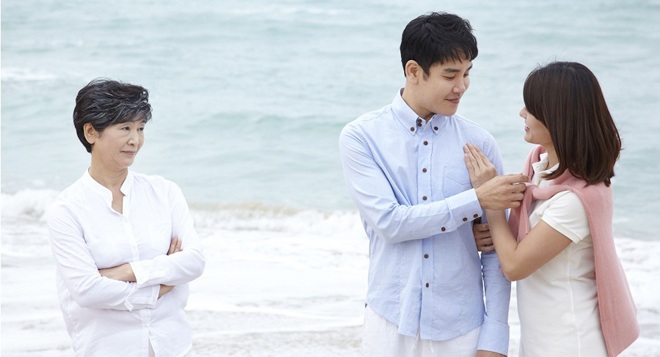 Lên nhà con rể trông cháu, mẹ vợ vội bỏ chạy vì chỉ vàng trong túi