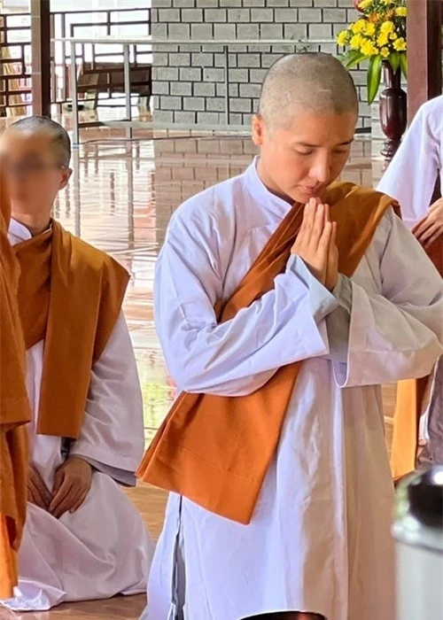 Á hậu Khánh Phương: 'Bố mẹ khóc khi tôi cạo đầu đi tu'