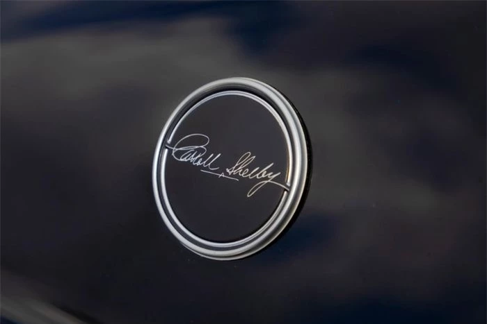  Chữ ký của nhà sáng lập hãng độ - ông Caroll Shelby, được đặt trang trọng tại cột C. Với dòng Shelby GT500 2022, chiếc xe sẽ nhận thêm logo kỷ niệm 60 năm thành lập hãng độ. 