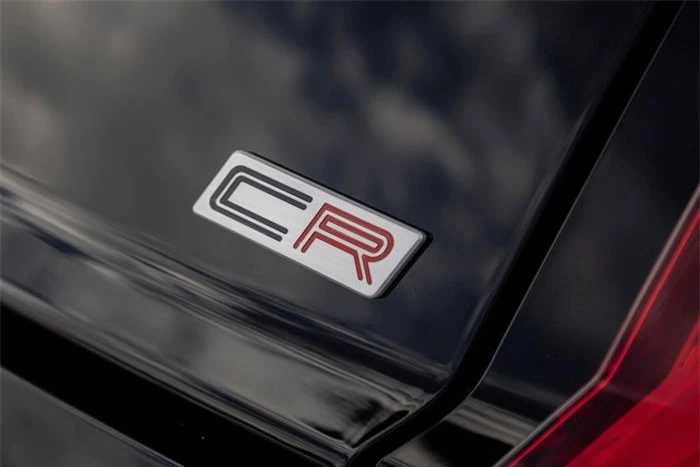 Ký hiệu Code Red có thể được bắt gặp tại nhiều vị trí trên xe như nắp khoang hành lý, bộ tem đua chạy dọc theo hông xe... Logo rắn hổ mang cũng sở hữu phối màu đỏ.