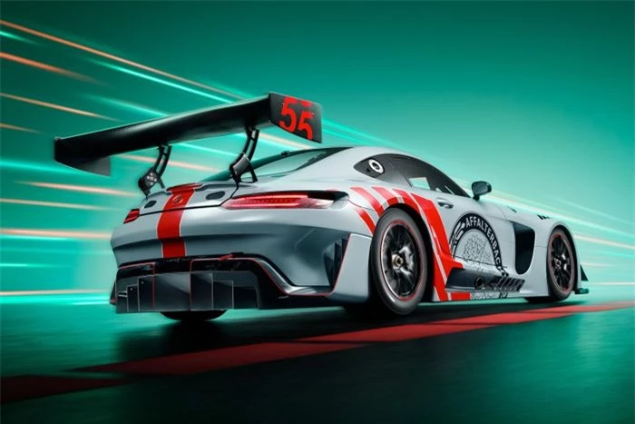  Mang đến sức mạnh cho chiếc xe là khối động cơ V8 hút khí tự nhiên 6.3L, công suất tối đa 650 mã lực, mạnh hơn 100 mã lực so với những chiếc AMG GT3 đạt chuẩn FIA. 
