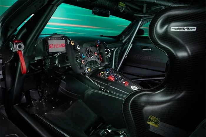  Bộ ghế đua bằng sợi carbon cũng được đính logo tương tự sau tựa đầu. AMG GT3 Edition 55 được trang bị bảng đồng hồ táp-lô Bosch DDU 11 với giao diện thửa riêng. 