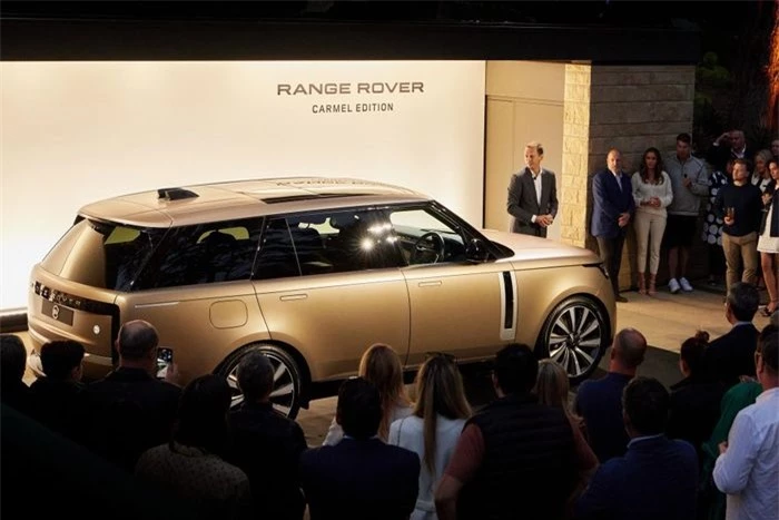  Trong chuỗi sự kiện Monterey Car Week 2022 diễn ra tại Monterey, California, Mỹ, hãng xe Anh quốc đã trình làng mẫu Range Rover SV Carmel Edition. Đây là phiên bản được sản xuất cho thị trường Bắc Mỹ bởi bộ phận cá nhân hóa SV Bespoke và có số lượng giới hạn chỉ 17 chiếc. 
