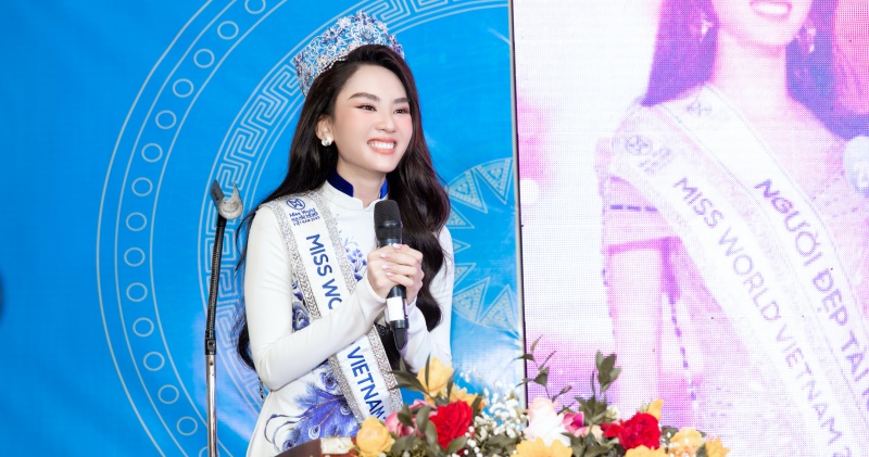 Hoa hậu Huỳnh Nguyễn Mai Phương lần đầu trở về quê nhà sau khi đăng quang