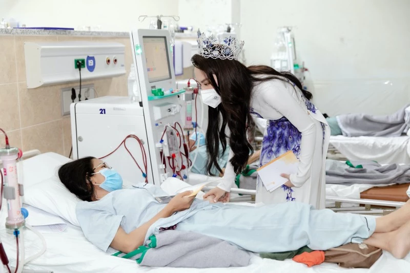 Đương kim Miss World Vietnam 2022 tới thăm và tặng quà cho những người có hoàn cảnh khó khăn