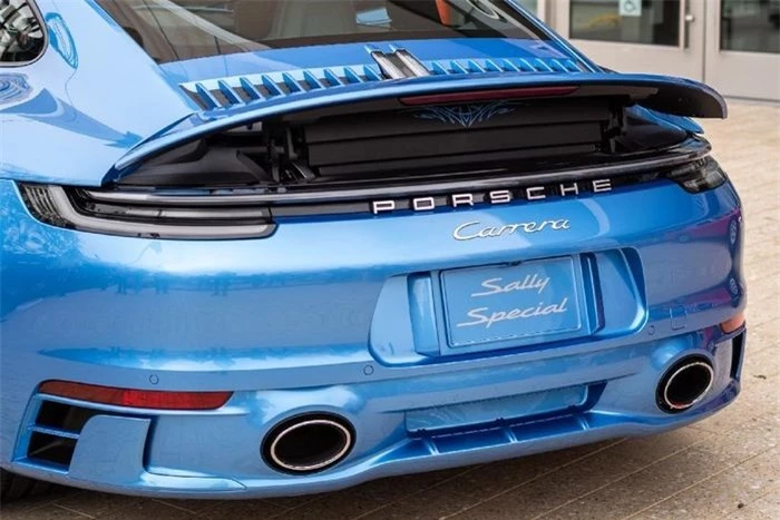 Chiếc 911 mang nhiều đặc điểm lấy cảm hứng từ Sally Carrera như nước sơn màu xanh Sally Blue Metallic, bộ mâm 5 chấu của mẫu 996 Turbo, hình xăm phía sau cánh gió...