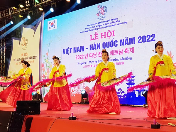 Các nghệ sĩ Hàn Quốc biểu diễn trong đêm khai mạc Lễ hội Việt Nam - Hàn Quốc 2022 tại Đà Nẵng