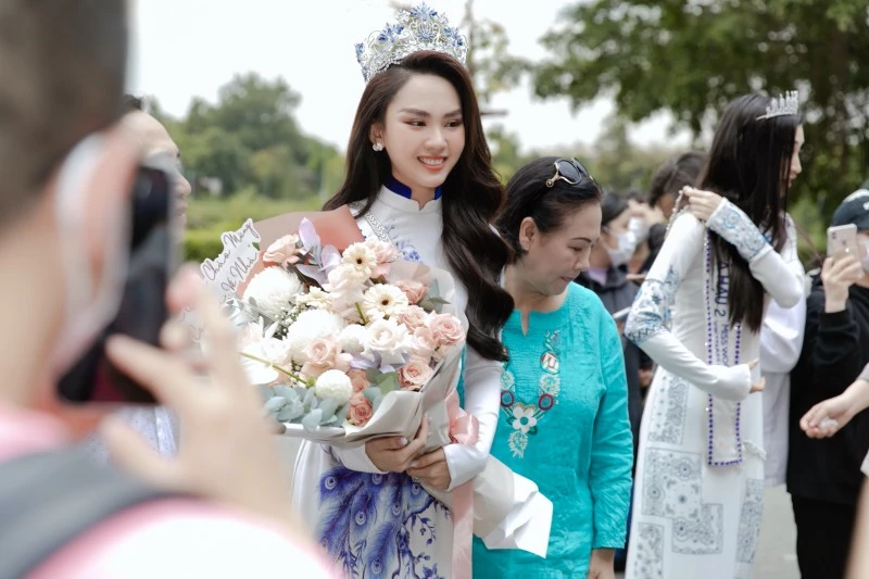 Huỳnh Nguyễn Mai Phương xinh đẹp rạng rỡ trong ngày trở về về quê hương