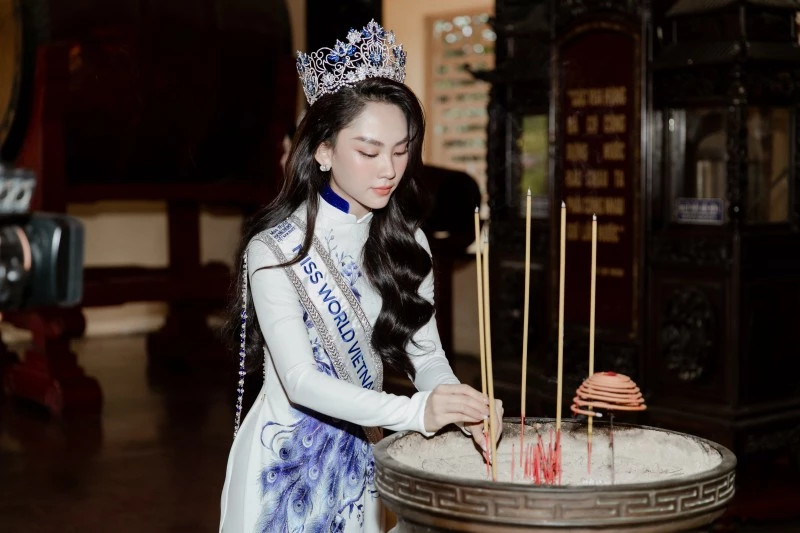 Nàng hậu làm lễ dâng hương Nàng hậu làm lễ dâng hương
