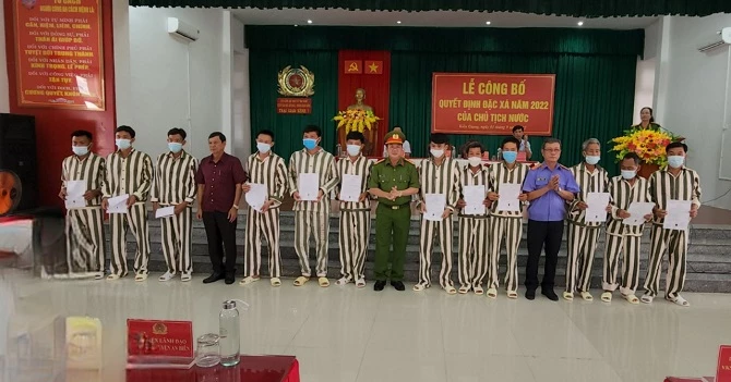 Đại diện Lãnh đạo Trại tạm giam Kênh 7, Viện kiểm sát, Tòa án nhân dân tỉnh Kiên Giang trao QĐ đặc xá cho các phạm nhân