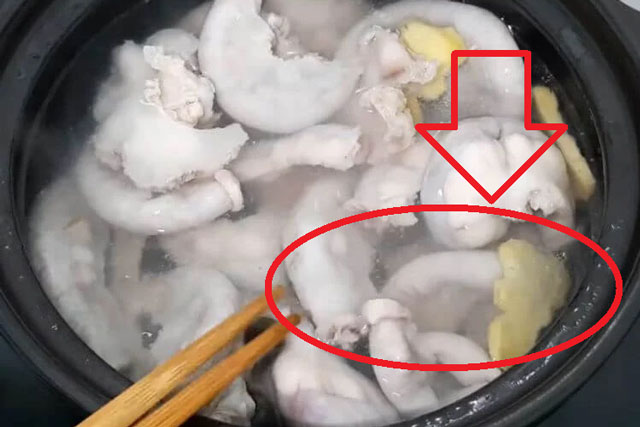 Thả thứ này vào nồi, lòng lợn luộc vừa trắng vừa giòn sần sật, cả nhà ai cũng khen