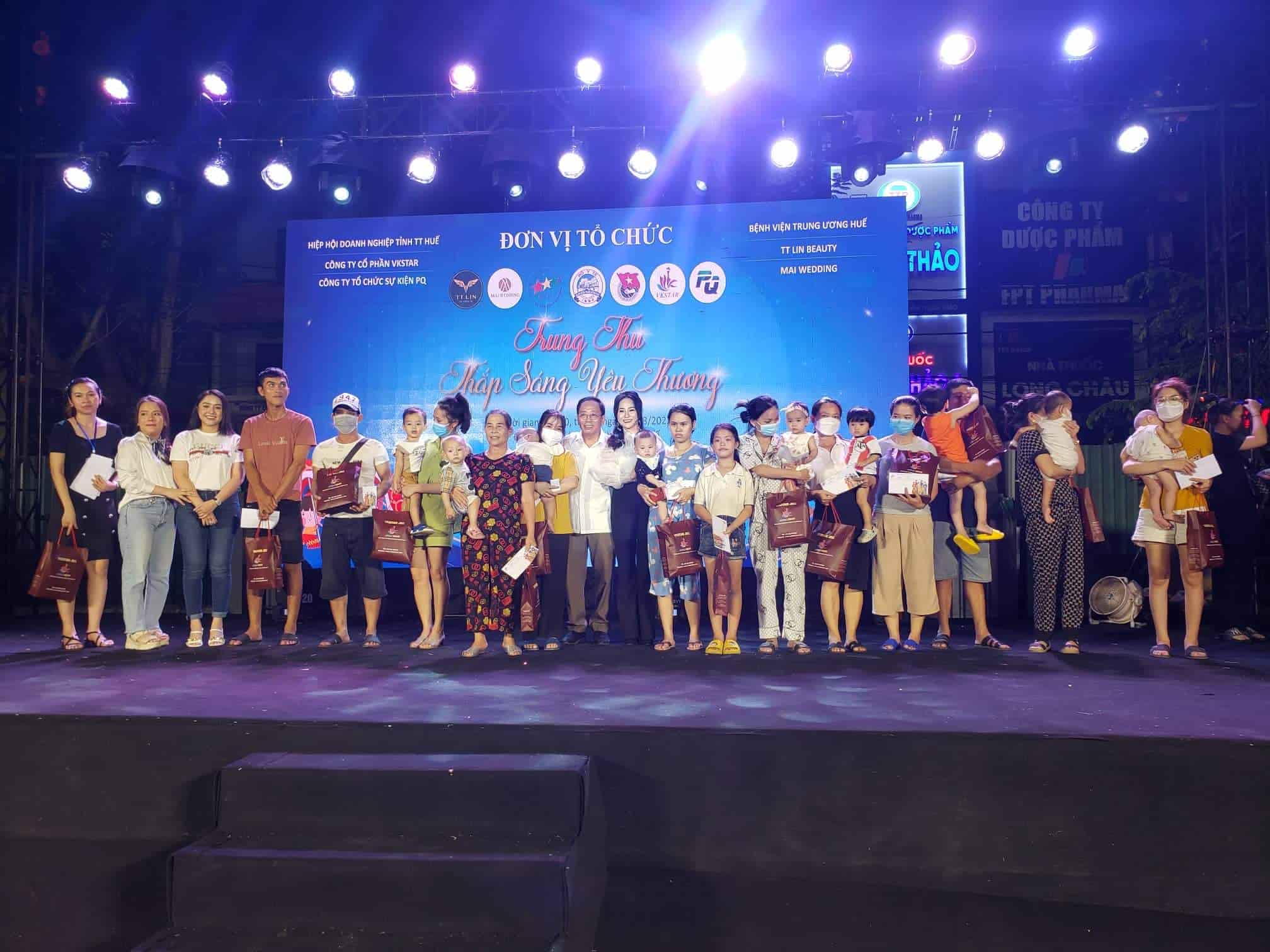 Trao 350 suất quà "Thắp sáng yêu thương" cho trẻ em đang điều trị tại bệnh viện Trung ương Huế