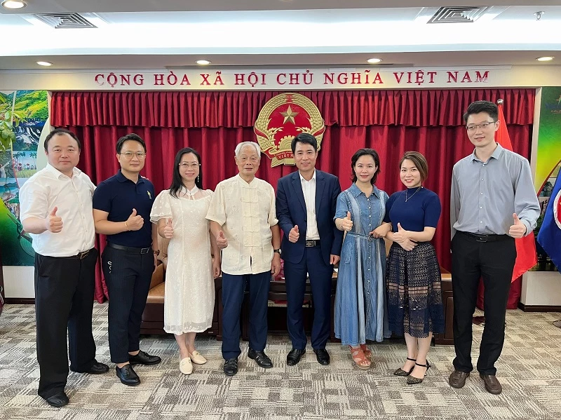Tiến sĩ Trà My (thứ 3 từ phải sang) – Chủ tịch Hội Doanh nghiệp Việt Nam lâm thời tại Trung Quốc cùng các doanh nghiệp hội viên đến làm việc với Tổng Lãnh sự quán Việt Nam tại Thượng Hải (Trung Quốc), tháng 8/2022.