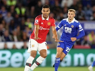 Hành động thông minh của Casemiro ghi điểm với fan MU