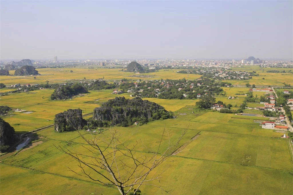 Hang Múa nằm dưới chân núi Múa trong quần thể khu du lịch sinh thái thuộc địa phận thôn Khê Đầu Hạ, xã Ninh Xuân, Hoa Lư, Ninh Bình còn được mệnh danh 