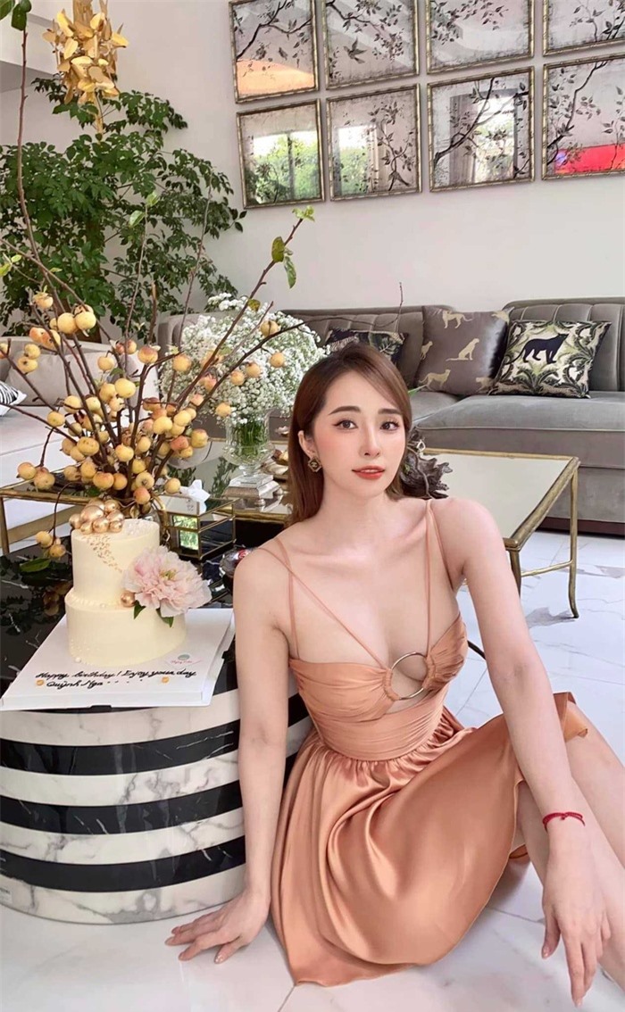 Đời thường của những 'phú bà' thích cặp kè trai trẻ trên màn ảnh Việt