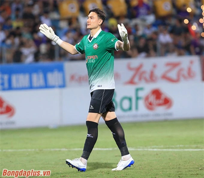 Đặng Văn Lâm tỏa sáng giúp Bình Định thắng Hà Nội FC - Ảnh: Đức Cường
