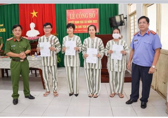 Thượng tá Lê Đức Bảy - Phó Giám đốc Công an và ông Nguyễn Thanh Sang - Phó Viện trưởng viện kiểm sát nhân dân TP Cần thơ trao giấy chứng nhận đặc xá cho các phạm nhân. 