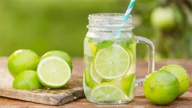 Sai lầm khi uống nước chanh khiến mất sạch vitamin C, rước thêm bệnh dạ dày - Ảnh 2.