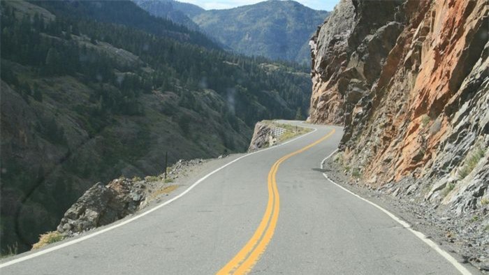  Cao tốc Million Dollar nằm giữa Ouray và Silverton ở Colorado (Mỹ) nối liền các thị trấn ở dãy núi San Juan. Đường kéo dài qua 3 con đèo mà không có các biện pháp đảm bảo an toàn như rào chắn hay gờ bảo vệ. Ảnh: outtherecolorado. 