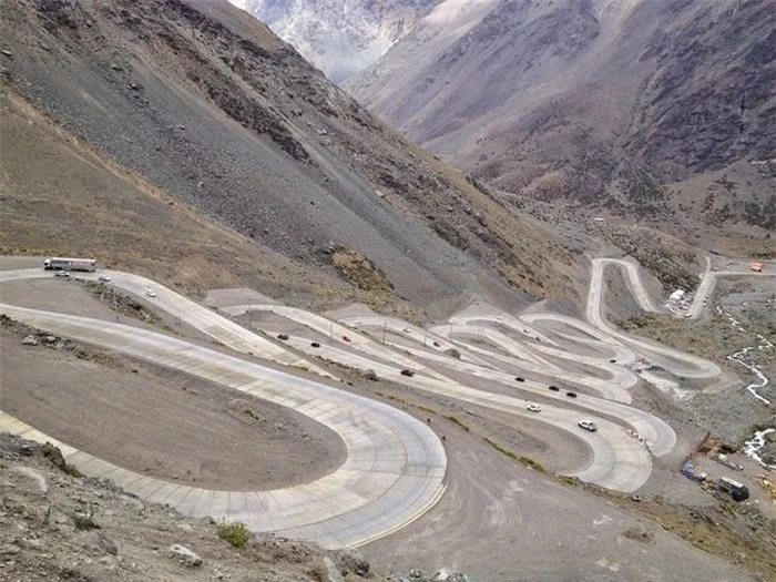  Con đường Paseo De Los Libertadores ở Chile bắt đầu ở độ cao 3200 m, dẫn qua dãy Andes vào Argentina ở độ cao 6.962 m. Một đoạn ngắn trên cung đường này được gọi là The Snails, có tới 20 khúc cua nguy hiểm. Ảnh: amusigplanet. 