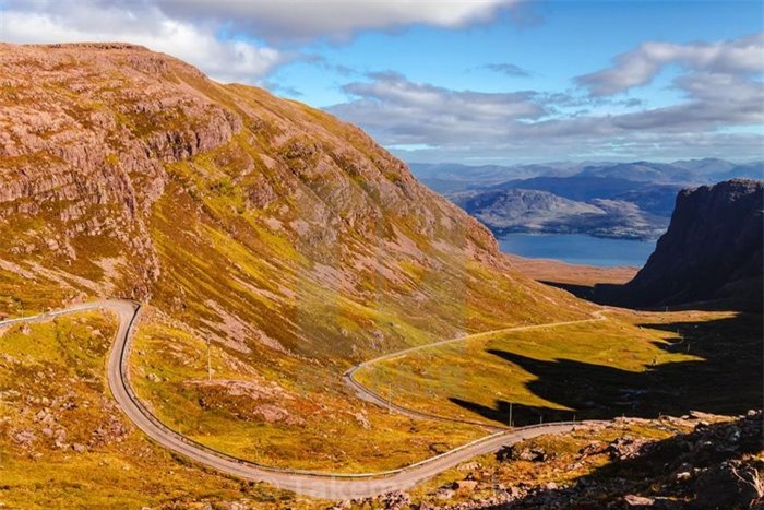  Bealach na Ba, Scotland dài 18 km từ Tornapress đến Applecross dọc theo cao nguyên nhưng có thể được so sánh với một con đường đèo quanh núi cao vì có nhiều khúc cua trắc trở. Ảnh: picfair. 