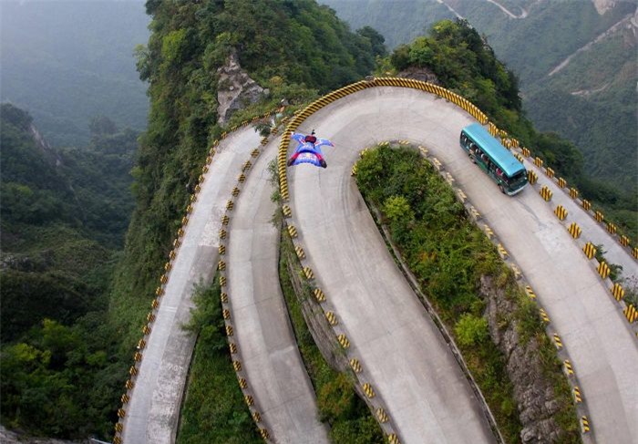  Con đường xuyên qua núi Thiên Môn, tỉnh Hồ Nam, Trung Quốc đáng sợ với 99 khúc cua gấp ở độ cao 1.100 m chỉ trong 11 km. Ảnh: mybestplace. 